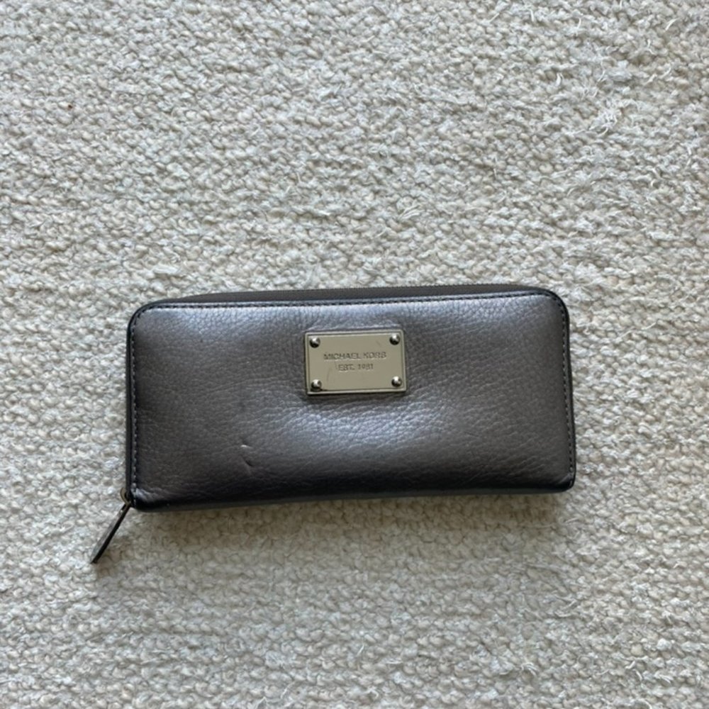 MK MICHAEL KORS - Jet Set Zip Around Wallet Metallic Silver